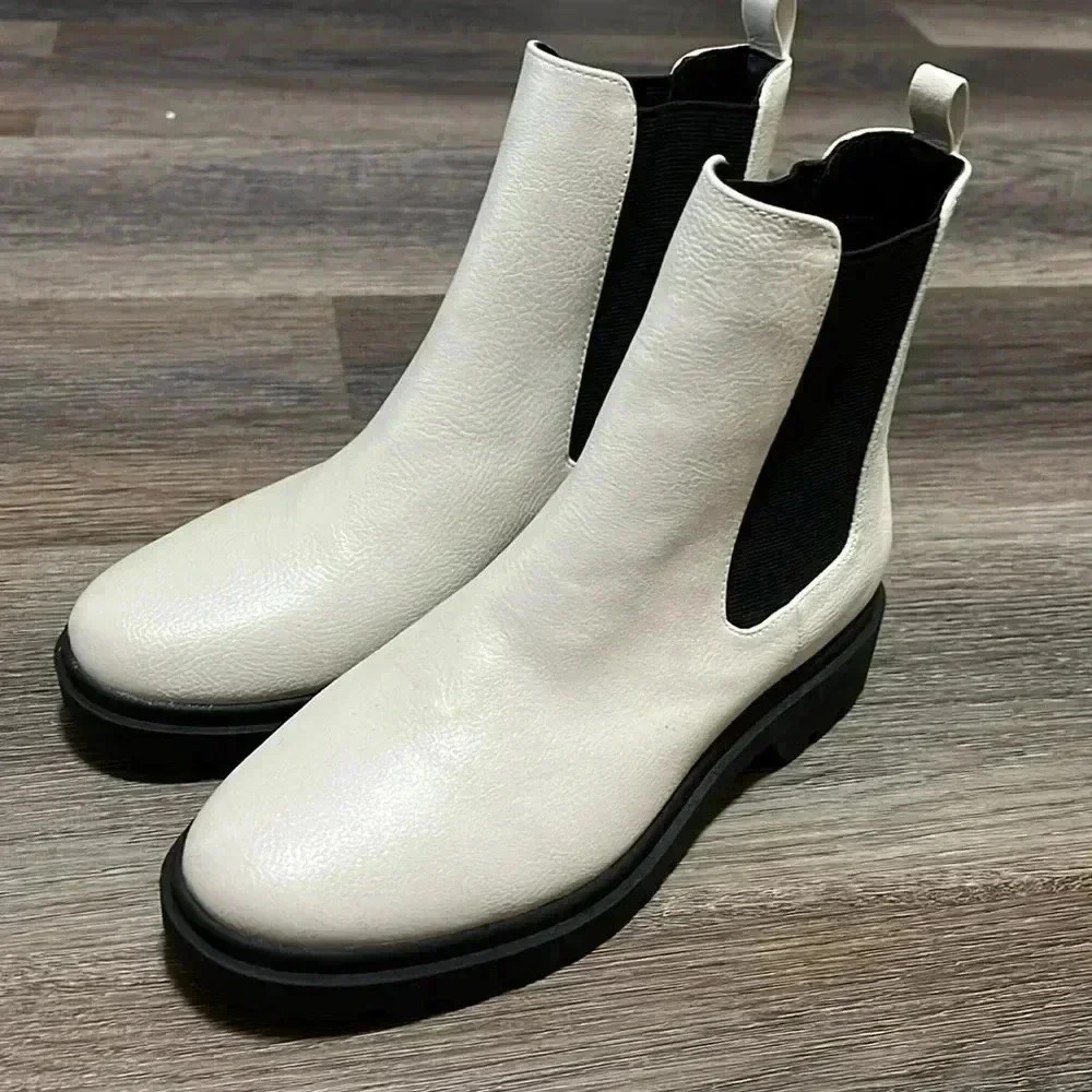 NWOT boots